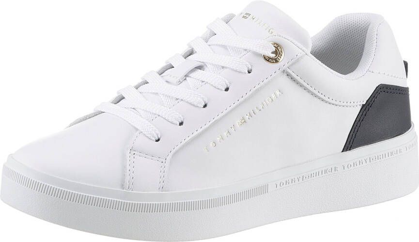 Tommy Hilfiger Plateausneakers ELEVATED ESSENTIAL COURT SNEAKER met contrastafwerking op de hiel vrijetijdsschoen lage schoen veterschoen