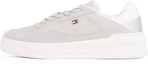 Tommy Hilfiger Plateausneakers ESSENT BASKET SNEAKER METALLIC vrijetijdsschoen lage schoen veterschoen met zijlogo-vlag