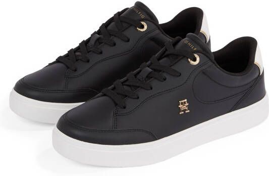 Tommy Hilfiger Plateausneakers ESSENTIAL CHIC COURT SNEAKER vrijetijdsschoen veterschoen lage schoen met th-sieraad