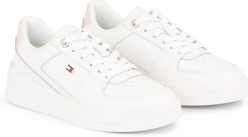 Tommy Hilfiger Plateausneakers FLAG BASKET SNEAKER met zijlogo-vlag vrijetijdsschoen halfhoge schoen veterschoen