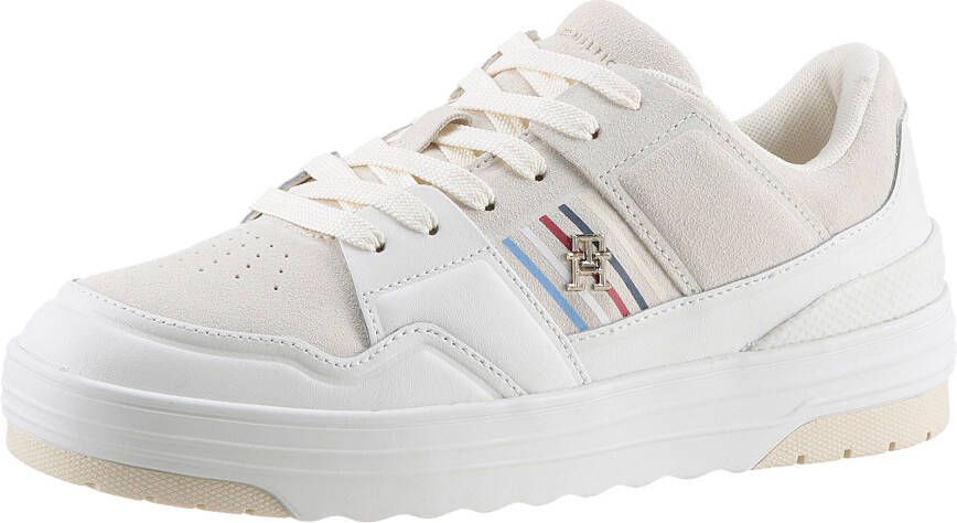 Tommy Hilfiger Plateausneakers SUEDE STRIPES BASKET LO met zijstrepen vrijetijdsschoen halfhoge schoen veterschoen