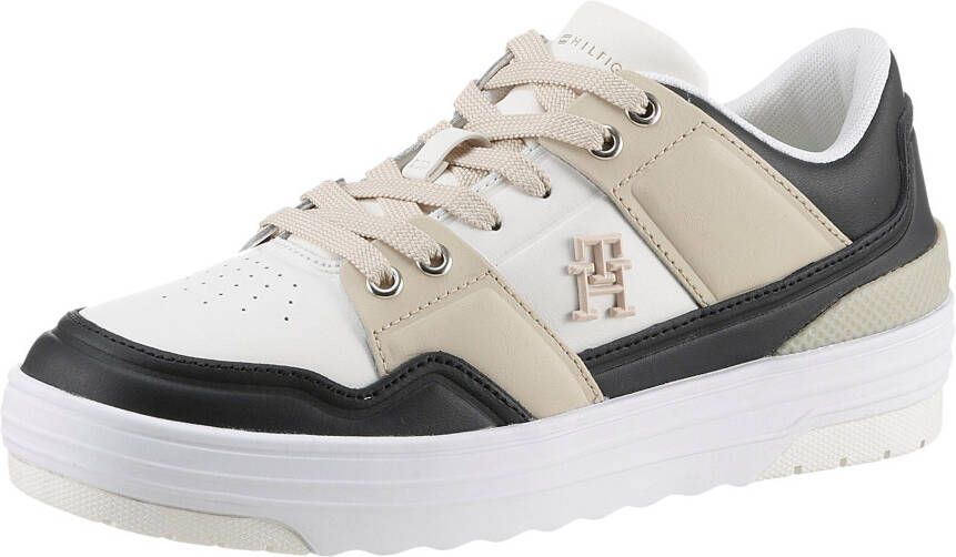 Tommy Hilfiger Plateausneakers TH BASKET SNEAKER LO met th-sieraandeel vrijetijdsschoen halfhoge schoen veterschoen