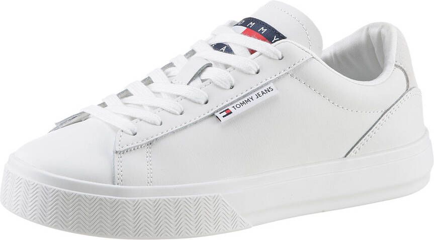 TOMMY JEANS Plateausneakers TJW CUPSOLE SNEAKER ESS met logo-patch op de tong vrijetijdsschoen halfhoge schoen veterschoen