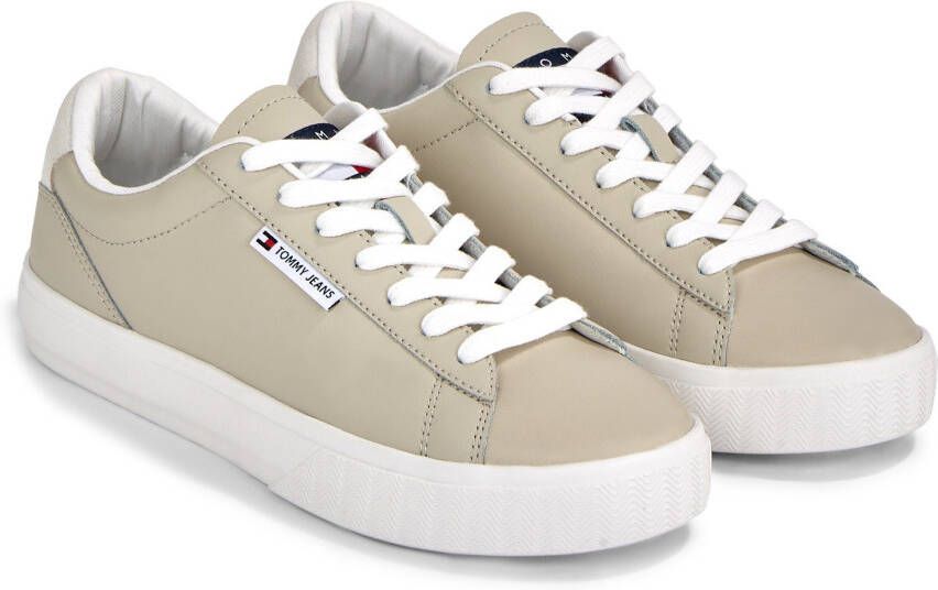 TOMMY JEANS Plateausneakers TJW CUPSOLE SNEAKER ESS met logo-patch op de tong vrijetijdsschoen halfhoge schoen veterschoen