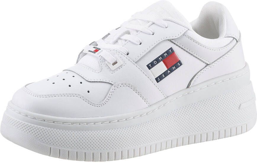 TOMMY JEANS Plateausneakers TJW RETRO BASKET FLATFORM ESS met logo-tekst in de zool vrijetijdsschoen lage schoen veterschoen