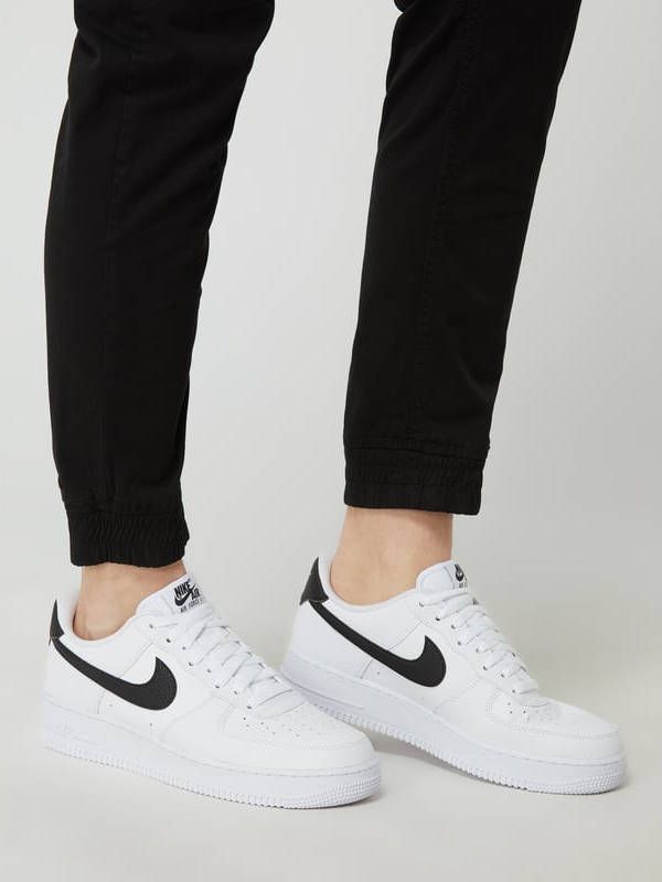 Nike air force zwart witte zool hot sale