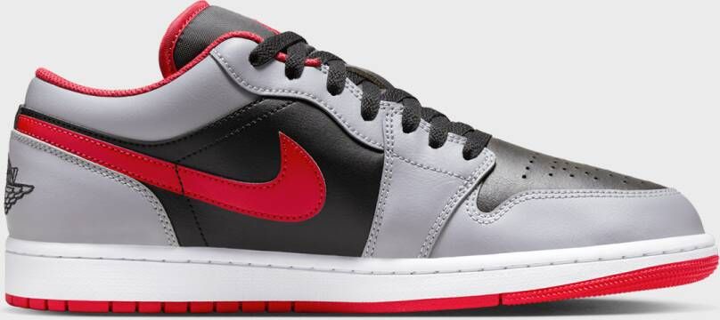 Jordan Air 1 Low in Grijs Zwart Rood