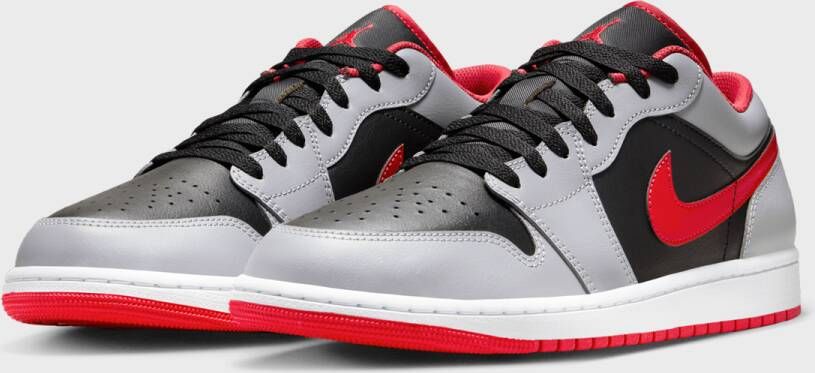 Jordan Air 1 Low in Grijs Zwart Rood