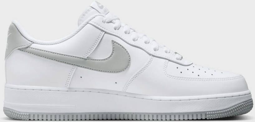 Nike Air Force 1 '07 in wit formaten: 46