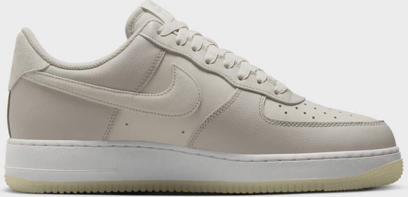 Nike Air Force 1 '07 LV8 in beige formaten: 45