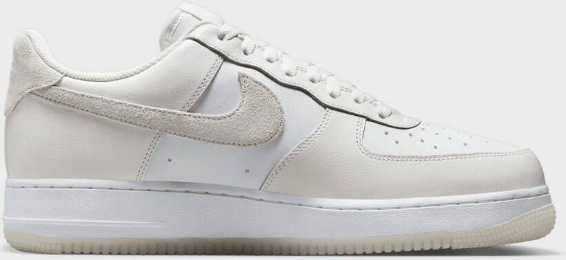 Nike Air Force 1 '07 LV8 in wit formaten: 41