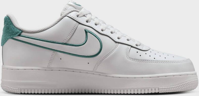 Nike Air Force 1 '07 LV8 in wit formaten: 41