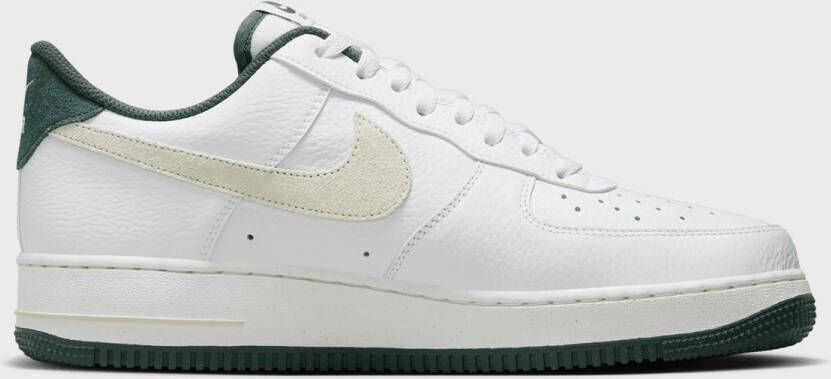 Nike Air Force 1 '07 LV8 in wit formaten: 44