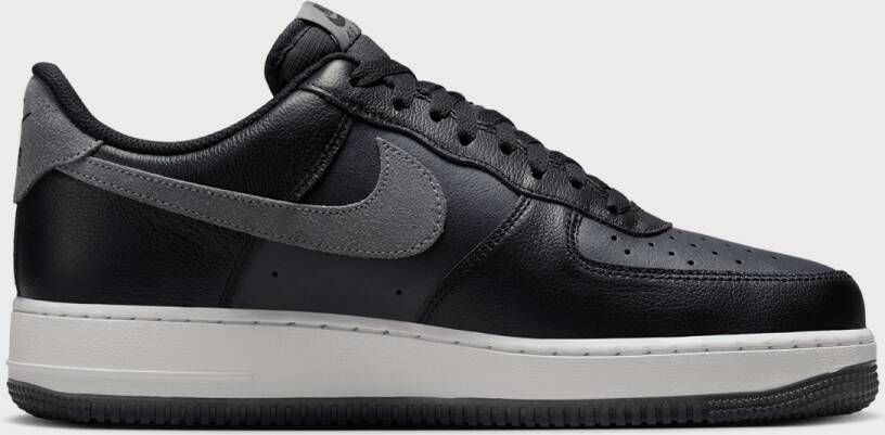 Nike Air Force 1 '07 LV8 in Zwart