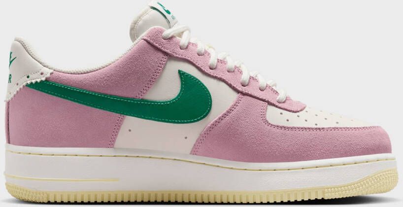 Nike Air Force 1 '07 LV8 ND in lichtroze formaten: 44.5