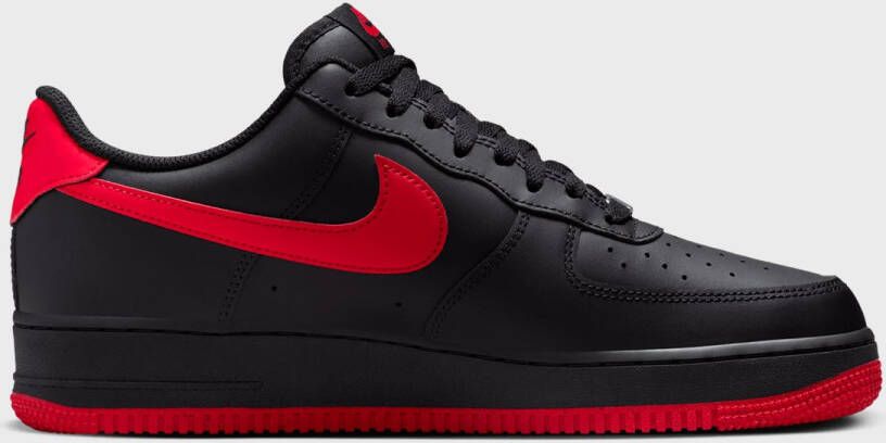 Nike Air Force 1'07 black university red black Air Force 1 in zwart formaten: 41