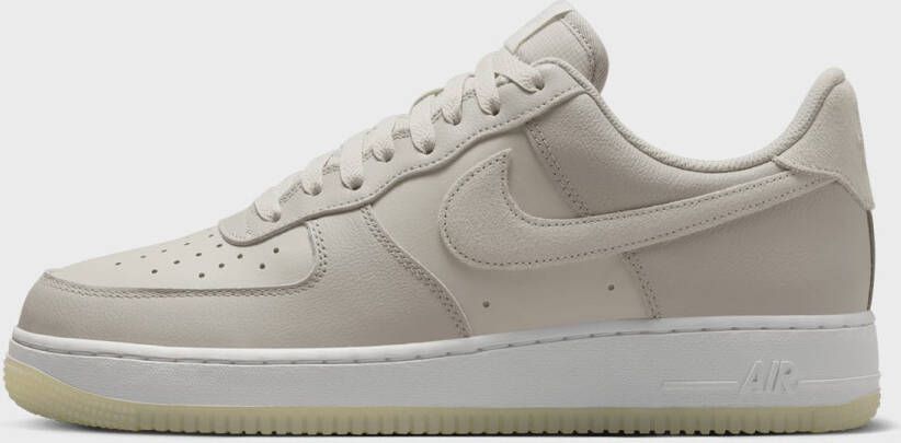 Nike Air Force 1 '07 LV8 in beige formaten: 45