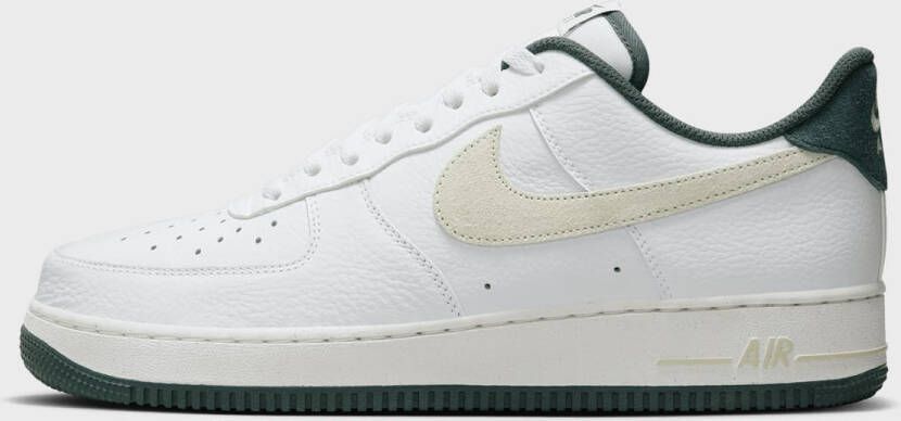 Nike Air Force 1 '07 LV8 in wit formaten: 44