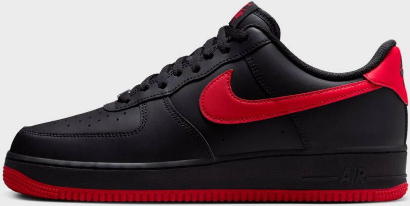 Nike Air Force 1'07 black university red black Air Force 1 in zwart formaten: 41