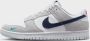 Nike herenschoenen Dunk Low Football Grey White Bright Crimson Midnight Navy- Heren Football Grey White Bright Crimson Midnight Navy - Thumbnail 4