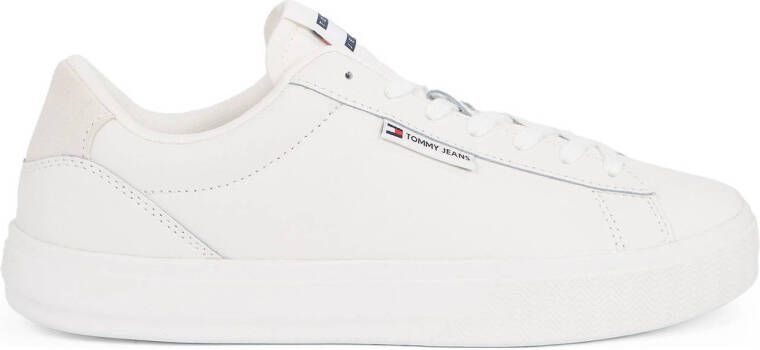 TOMMY JEANS Plateausneakers TJW CUPSOLE SNEAKER ESS met logo-patch op de tong vrijetijdsschoen lage schoen veterschoen